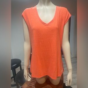 THE NORTH FACE size Large tee. Very good pre-loved condition. Peachy color.